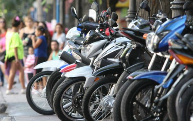 Motociclistas argentinos tendrán que grabar sus patentes en cascos y chalecos